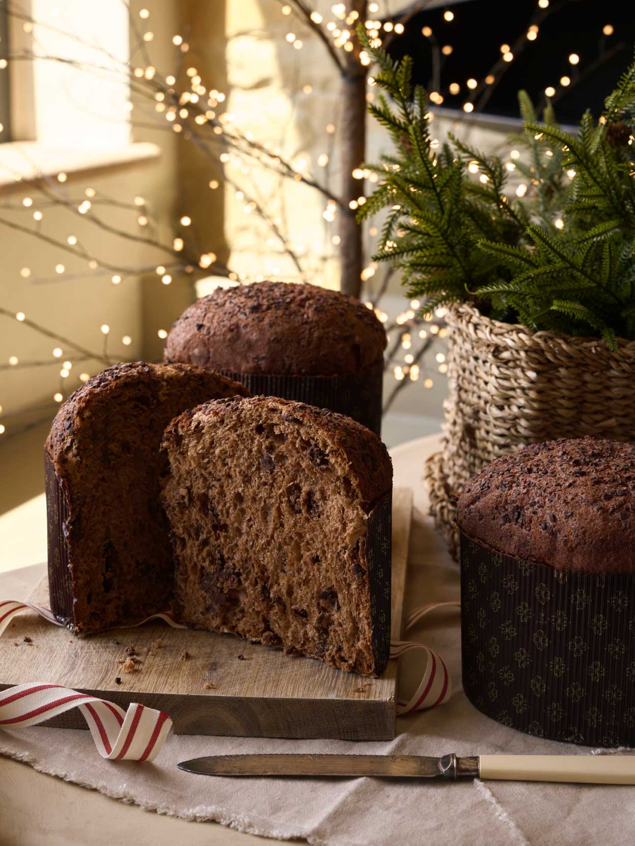 Panettone Pane & Marmellata con impasto al cioccolato e gocce di cioccolato fondente, tagliato.